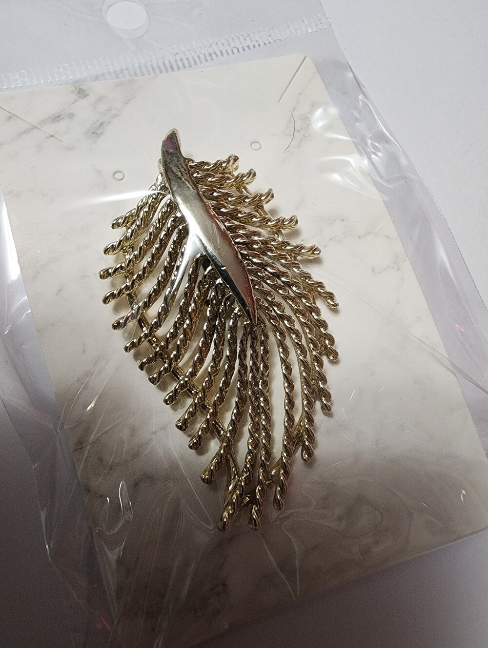 Vtg Gerry’s Gold Tone Brooch Pin Textured Large Leaf Open Rope Design